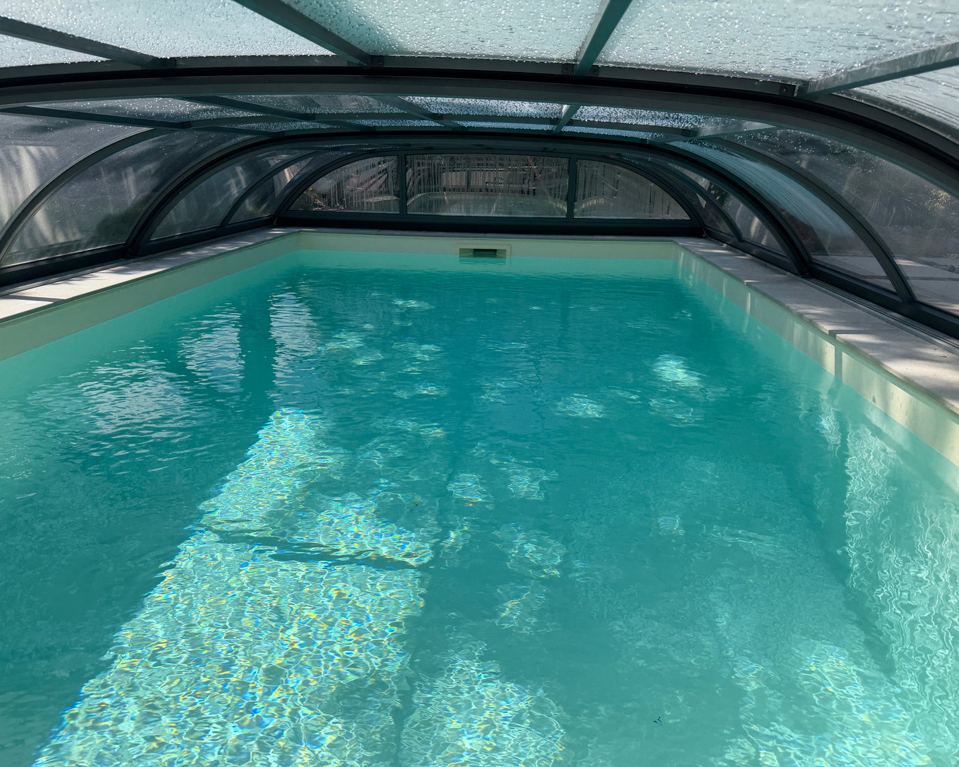 Familienpool mit Schiebehalle