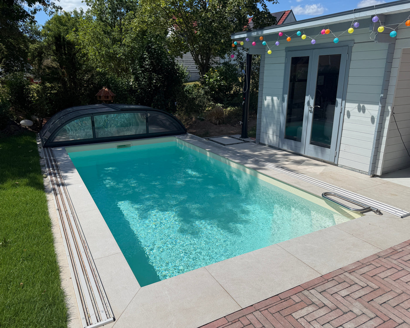 Familienpool mit Schiebehalle