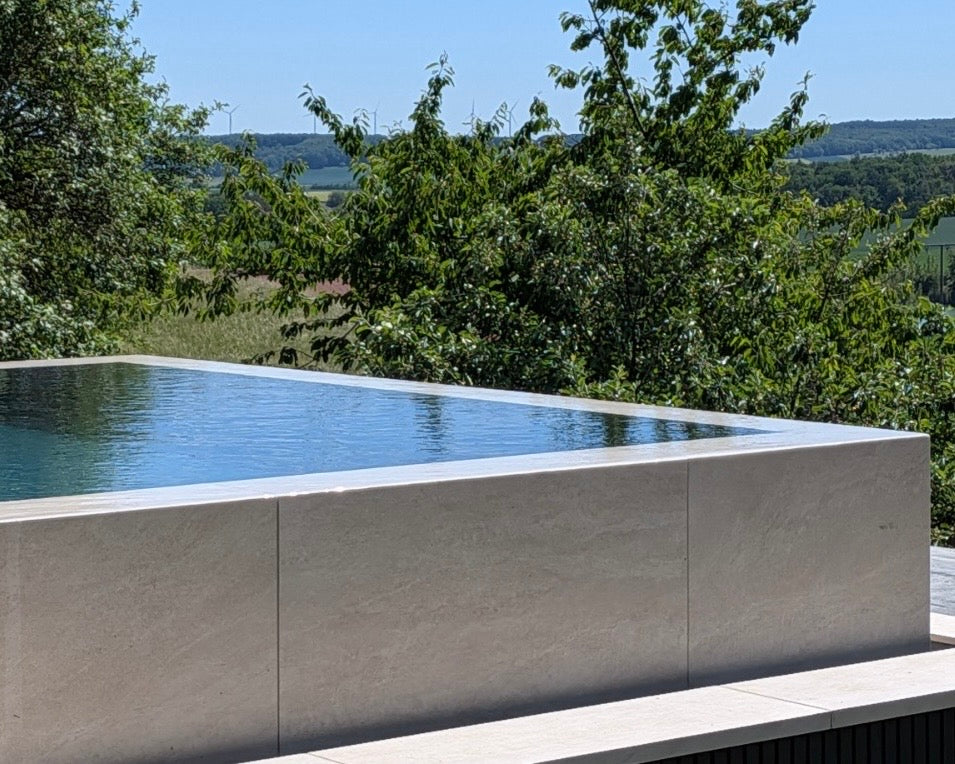 Infinitypool mit Panoramaausblick