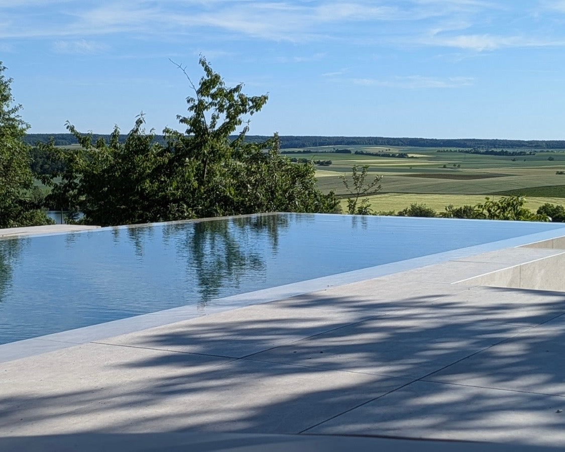 Infinitypool mit Panoramaausblick